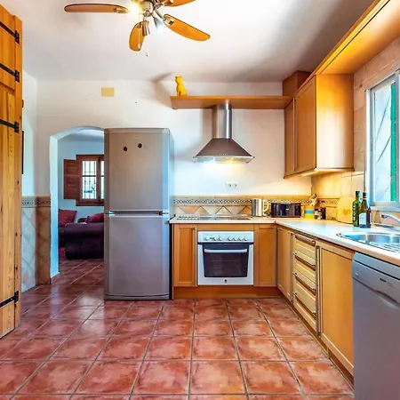 Vakantiehuis Pet Friendly In Iznate With Kitchen Málaga
